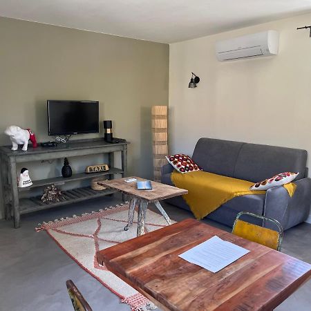 Appartement Studio dans les Alpilles à Fontvieille Extérieur photo