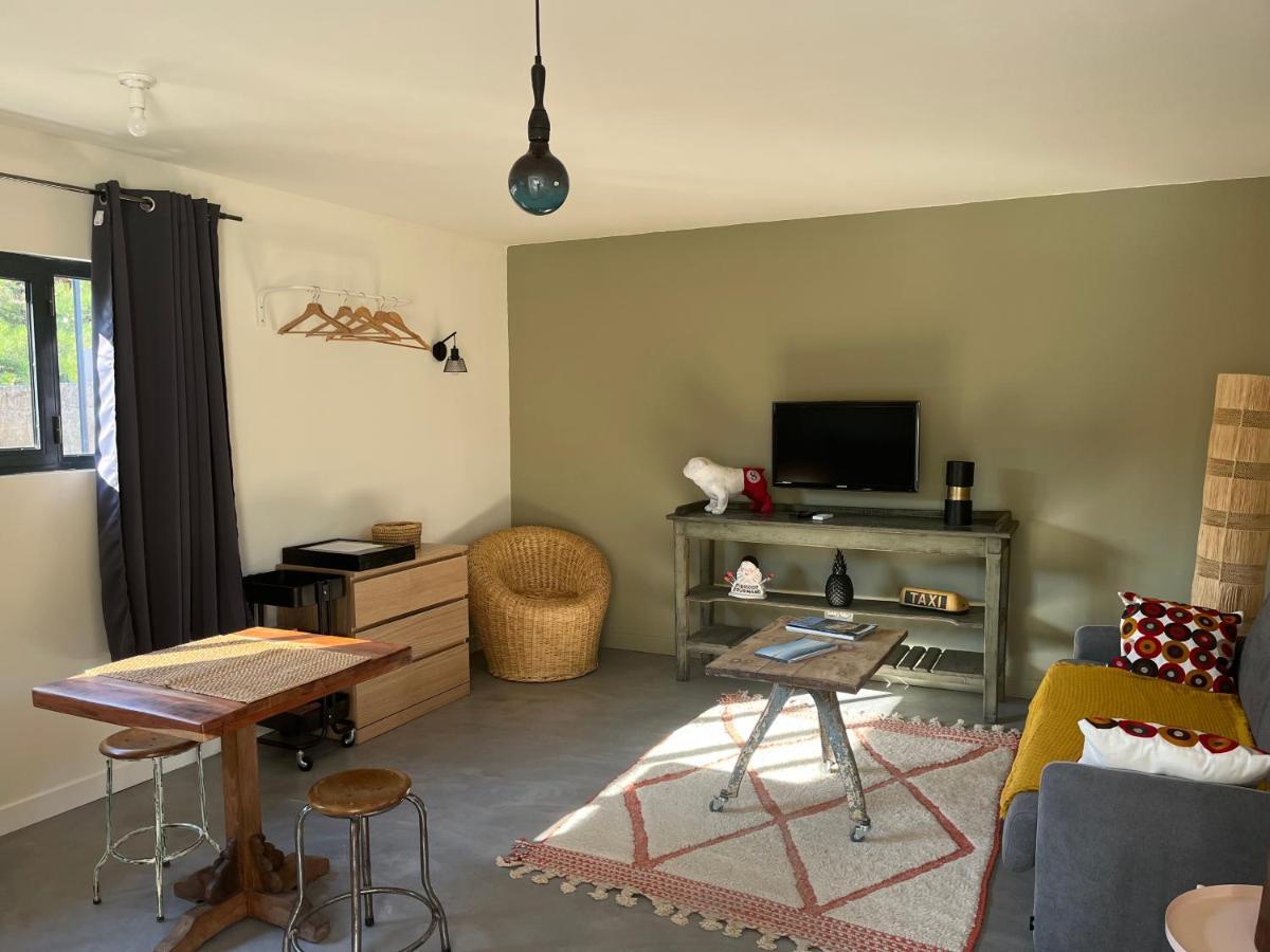 Appartement Studio dans les Alpilles à Fontvieille Extérieur photo